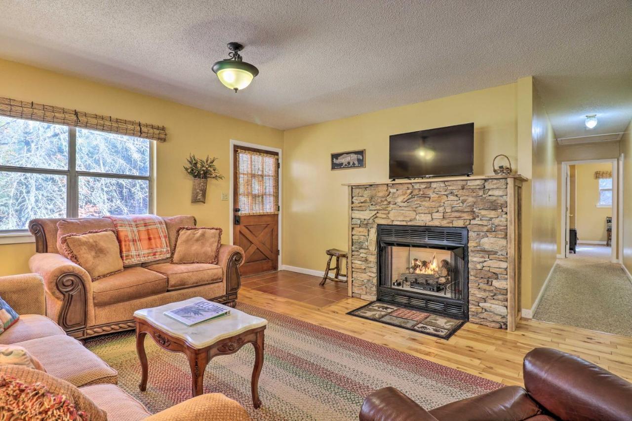 웨버빌 Creekside Retreat With Deck, 18 Miles To Wolf Ridge 빌라 외부 사진