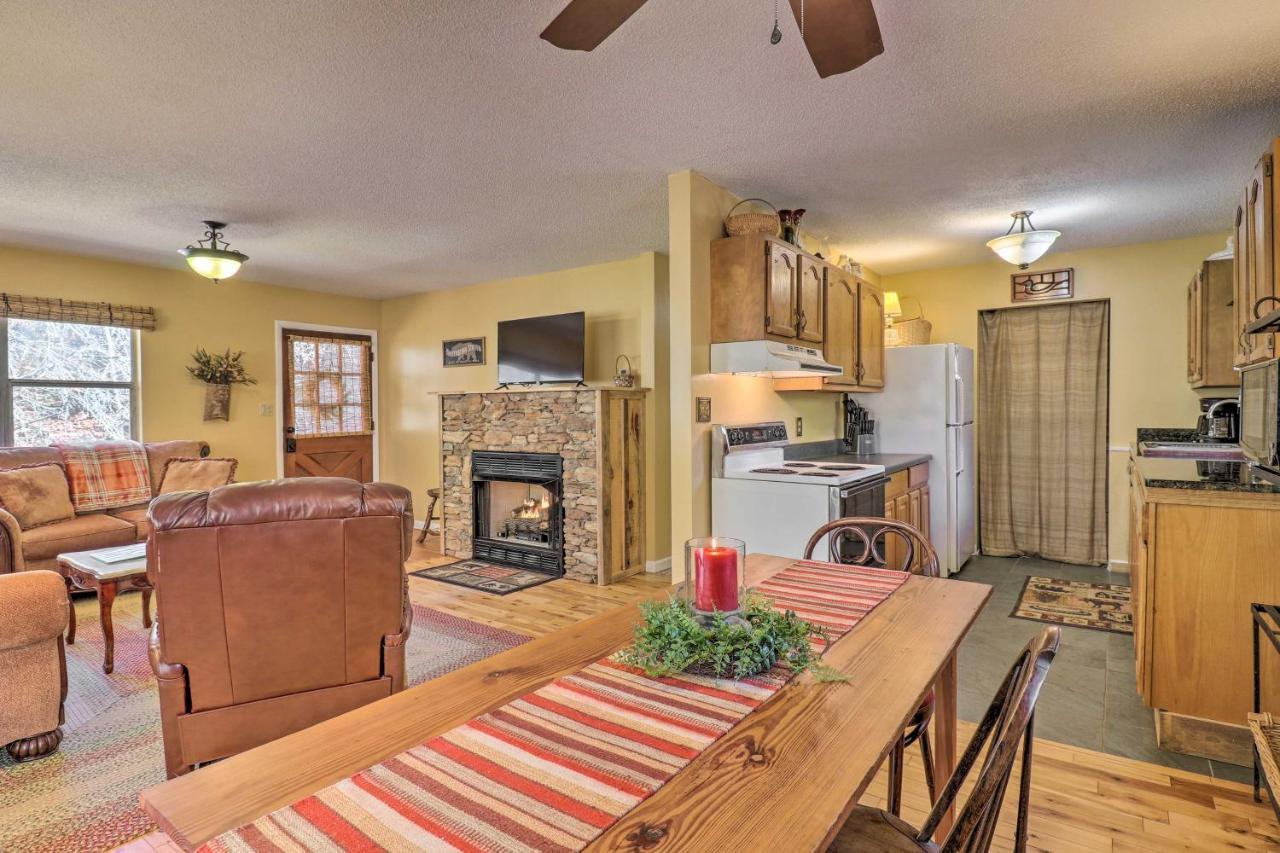 웨버빌 Creekside Retreat With Deck, 18 Miles To Wolf Ridge 빌라 외부 사진