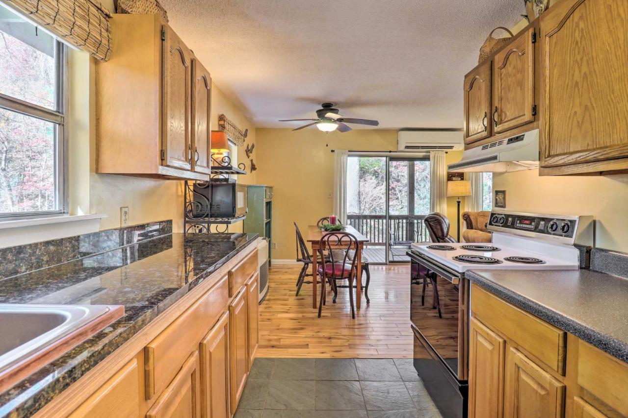 웨버빌 Creekside Retreat With Deck, 18 Miles To Wolf Ridge 빌라 외부 사진